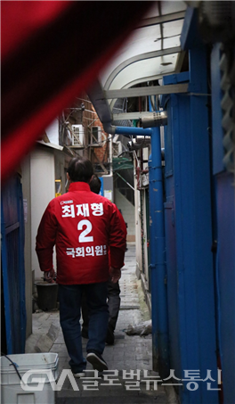 (사진제공:최재형 캠프)2최재형(국민의힘·종로구) 국회의원이 서울시 종로구 1·2·3·4가를 돌며 상인들과 인사를 나누고 있다.