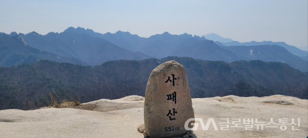 (사진: 하리산악회) 사패산에서 바라 보이는 아름다운 북한산 영봉들~ 