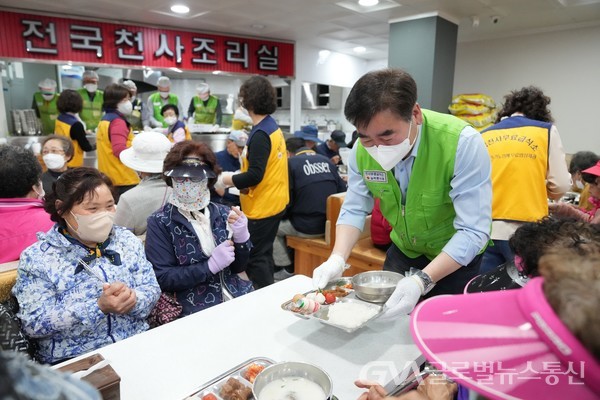(사진제공:부산진구) 김영욱 부산진구청장 무료급식소 배식 봉사