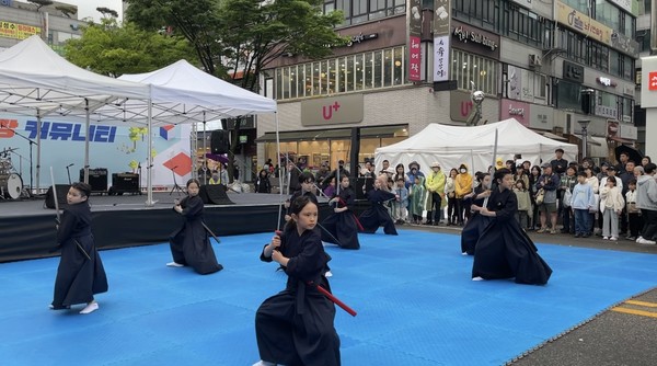 (사진제공안산시) 제20회 안산국제거리극축제 참가, 일본 검무 공연 선보이기도… 한일 문화교류 계기