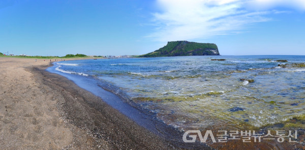 (사진: 김연묵사진작가) 서귀포시 광치기 해변에서 바라본 성산봉 일출모습